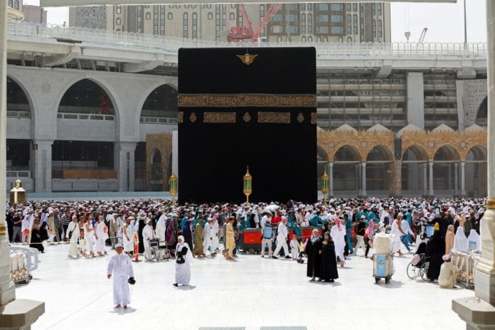 L’Arabie saoudite permet aux citoyens et aux résidents de prier dans la grande mosquée de La Mecque