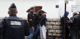 Paris - la police perquisitionne la mosquée Omar Ibn Khattab en plein cours, les enfants et les enseignants traumatisés (1)Paris - la police perquisitionne la mosquée Omar Ibn Khattab en plein cours, les enfants et les enseignants traumatisés (1)