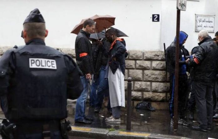 Paris - la police perquisitionne la mosquée Omar Ibn Khattab en plein cours, les enfants et les enseignants traumatisés (1)Paris - la police perquisitionne la mosquée Omar Ibn Khattab en plein cours, les enfants et les enseignants traumatisés (1)