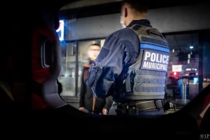 Paris - la police provoque un embouteillage sur le périphérique et verbalise pour non-respect du couvre-feu