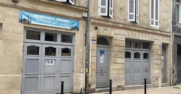Tags islamophobes et vitres brisées à la mosquée Nur El-Muhamadi de Bordeaux