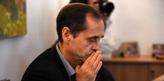 Béziers - Robert Ménard participe à une prière à la mosquée avec sa femme voilée - VIDEO