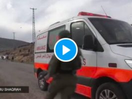 Des soldats israéliens tirent sur Palestinien puis tentent de le kidnapper dans l'ambulance - VIDEO