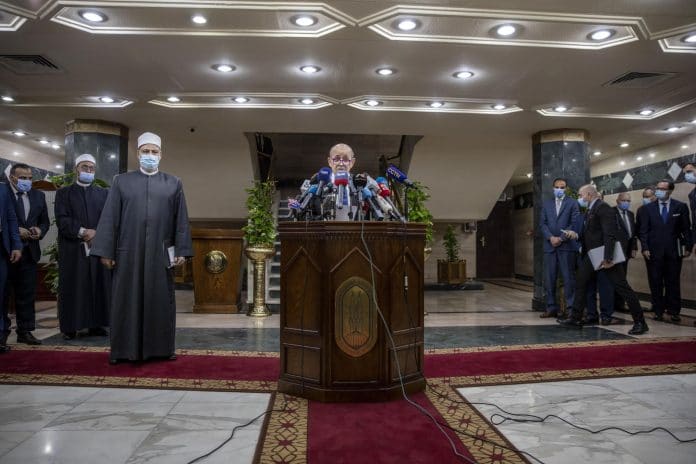 Egypte : Le grand imam d’Al-Azhar recadre Jean-Yves Le Drian sur les insultes faites au Prophète ﷺ
