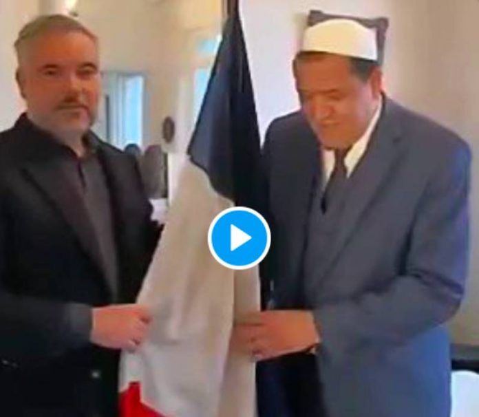 Hassen Chalghoumi béni le drapeau français avec la sourate al-Fatiha -VIDEO
