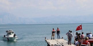 La marine turque sauve des migrants que les militaires grecs ont tenté de noyer - VIDEO
