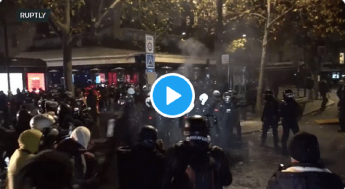 Le journaliste Filippo Ortona violemment taclé par un policier