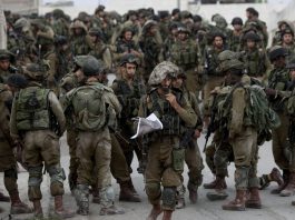 Les soldats israéliens obligent des Palestiniens à se déshabiller puis les kidnappent