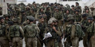 Les soldats israéliens obligent des Palestiniens à se déshabiller puis les kidnappent