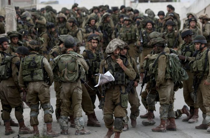 Les soldats israéliens obligent des Palestiniens à se déshabiller puis les kidnappent