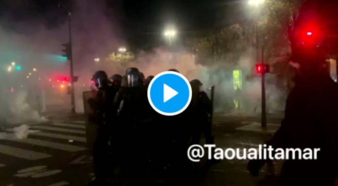 Loi sécurité globale un policier se fait lyncher par plusieurs personnes en marge de la manifestation à Paris- VIDEO