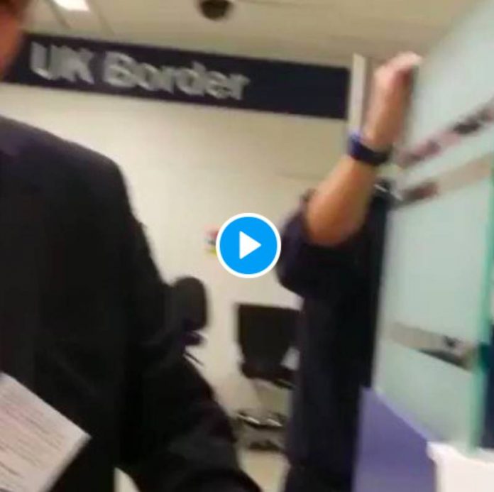 Un homme arrêté et menacé de retirer ses enfants à l’aéroport parce que musulman - VIDEO