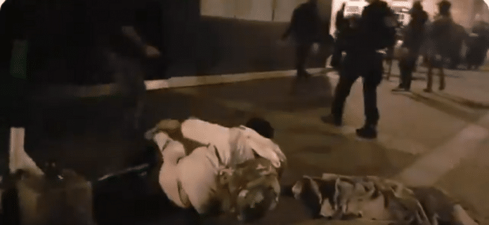 Un policier fait un croche-pied à un migrant lors de son évacuation brutale - VIDEO