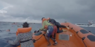 Une maman crie qu'elle a « perdu son bébé » dans la tragique traversée des migrants - VIDEO