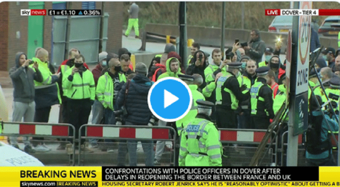 Bagarre générale entre des chauffeurs français et la police britannique - VIDEO