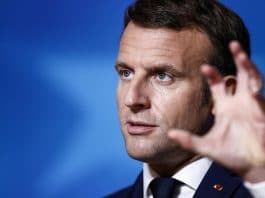"C'est plus facile d'être un homme blanc qu'une Maghrébine" avoue Emmanuel Macron