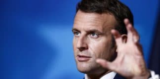 "C'est plus facile d'être un homme blanc qu'une Maghrébine" avoue Emmanuel Macron