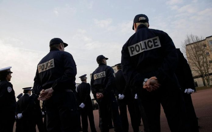Des centaines de policiers menacent Macron de démissionner en masse
