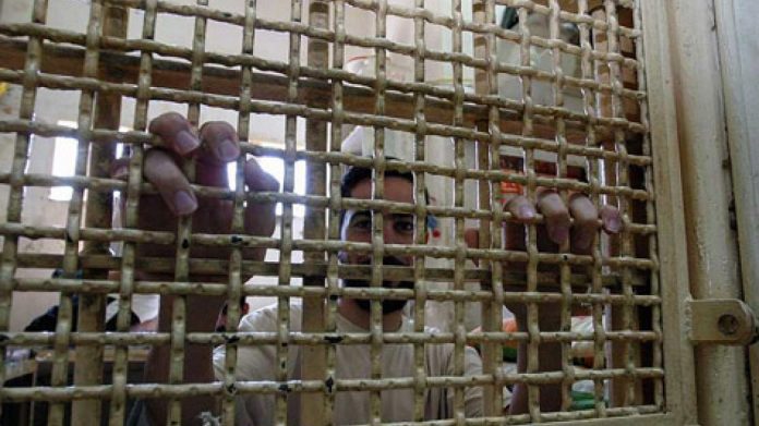 Des gardiens de prison israéliens forcent un prisonnier palestinien à déféquer dans une couche pour ne pas lui retirer ses chaînes
