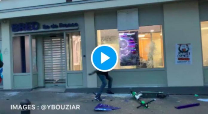 Paris des individus saccagent une banque et brûlent son mobilier - VIDEO