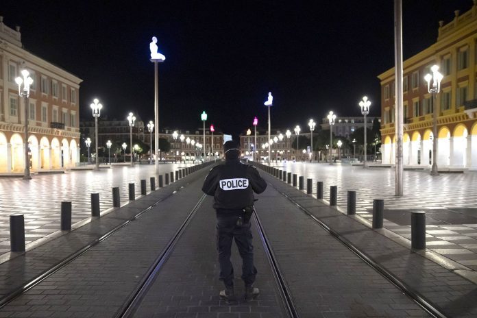 Paris - un jeune homme de 18 ans tué à coups de marteau en pleine rue