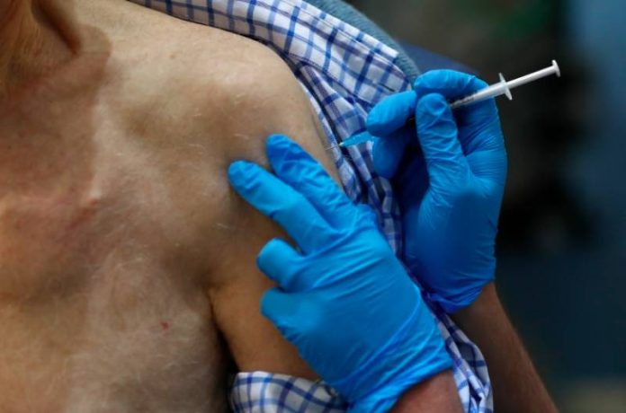 Un Israélien de 75 ans meurt 2 heures après avoir reçu le vaccin Covid-19