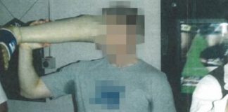 Un soldat australien boit de la bière avec la jambe prothétique d'un combattant taliban mort