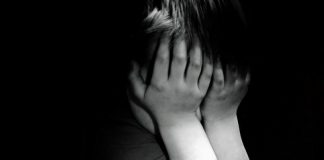 Une mère poignarde son fils de 10 ans et drogue son mari