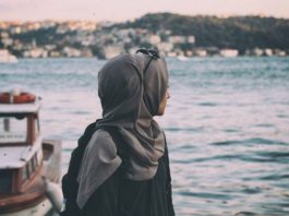 Victimes de discrimination à cause de leur voile, des musulmanes quittent la France