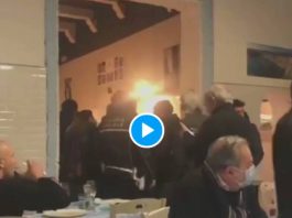 Liberté! Liberté! des clients d’un restaurant chassent les policiers venus faire respecter le confinement - VIDEO