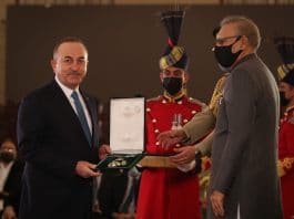 e Pakistan honore le ministre des Affaires étrangères turque