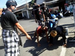 A Bali, la police impose une punition physique aux touristes sans masque - VIDEO2