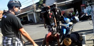 A Bali, la police impose une punition physique aux touristes sans masque - VIDEO2