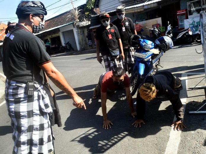 A Bali, la police impose une punition physique aux touristes sans masque - VIDEO2