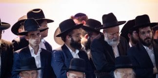 Covid-19 : Un rabbin affirme que le vaccin rend homosexuel