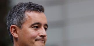 Darmanin suspend un commissaire pour sa carte de voeux raciste