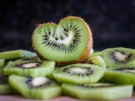 Découvrez les 7 bienfaits étonnants du kiwi, un aliment santé à adopter