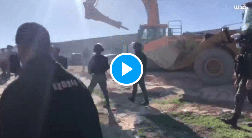 Des soldats israéliens tirent sur des Palestiniens qui défendent leur village démoli