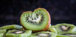Découvrez les 7 bienfaits étonnants du kiwi, un aliment santé à adopter