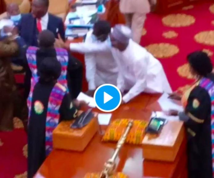 Ghana une bagarre entre députés éclate au Parlement, l’armée appelée en renfort - VIDEO