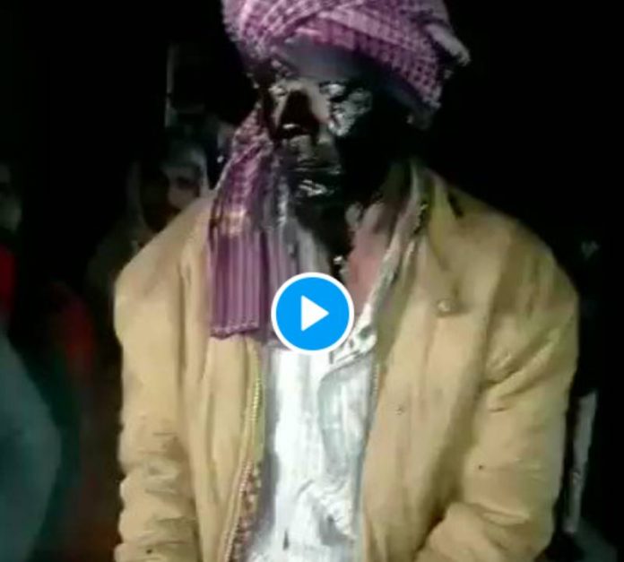 Inde un musulman battu et enduit de peinture noire, forcé à défiler sur un âne comme une bête de foire - VIDEO