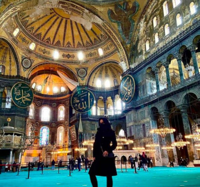 _L'actrice pornographique Lisa Ann a posé dans la mosquée Hagia Sophia en Turquie