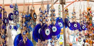 Les savants turcs condamnent l’utilisation des célèbres amulettes bleues contre « le mauvais oeil »