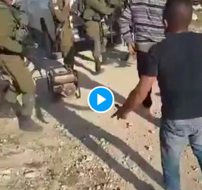 Les soldats israéliens tirent à bout portant sur un paysan palestinien qui tente de récupérer son générateur électrique  - VIDEO