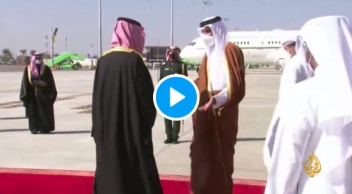 MBS embrasse chaleureusement l'émir du Qatar à son arrivée en Arabie Saoudite - VIDEO