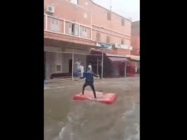 Maroc un homme surfe sur un matelas dans les rues de Casablanca complètement inondées - VIDEO