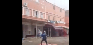 Maroc un homme surfe sur un matelas dans les rues de Casablanca complètement inondées - VIDEO