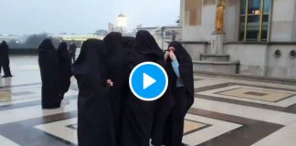 Paris des militantes d’extrême-droite défilent en niqab sur le parvis du Trocadéro - VIDEO