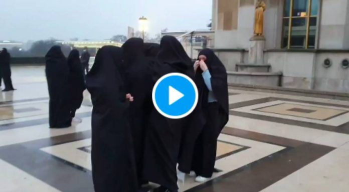 Paris des militantes d’extrême-droite défilent en niqab sur le parvis du Trocadéro - VIDEO