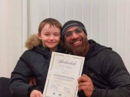 Rudy 9 ans embrasse l’Islam après avoir nourri des sans-abris avec des musulmans - VIDEO